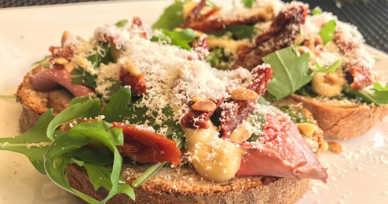 SANDWICH MET ROSBIEF EN PESTO