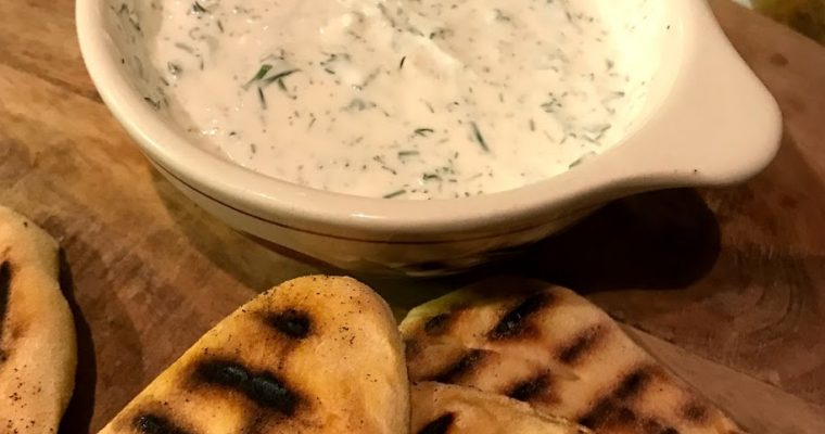 NAANBROOD (MET YOGHURTDIP)